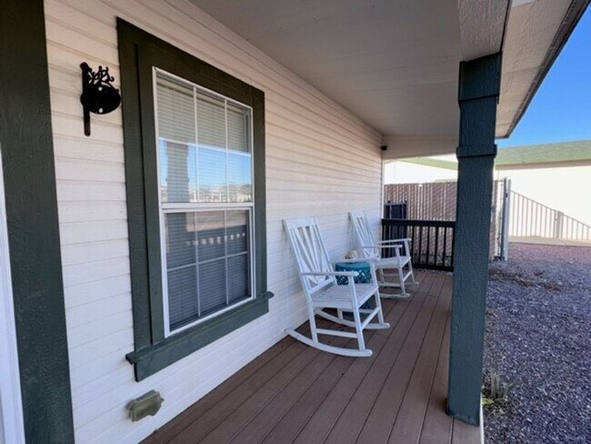 Foto del edificio - Fully furnished 3 BR Home Includes Utiliti...