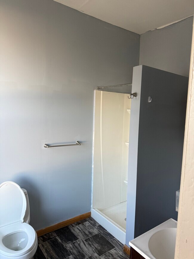 Baño - 427 S Pearl St