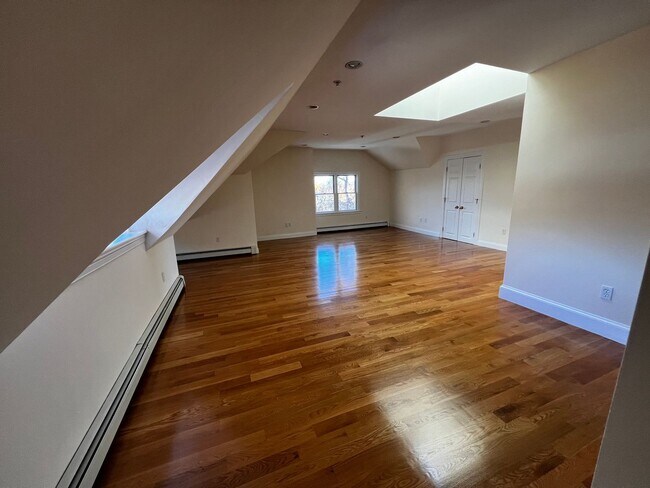 Building Photo - Must see huge 1 bed