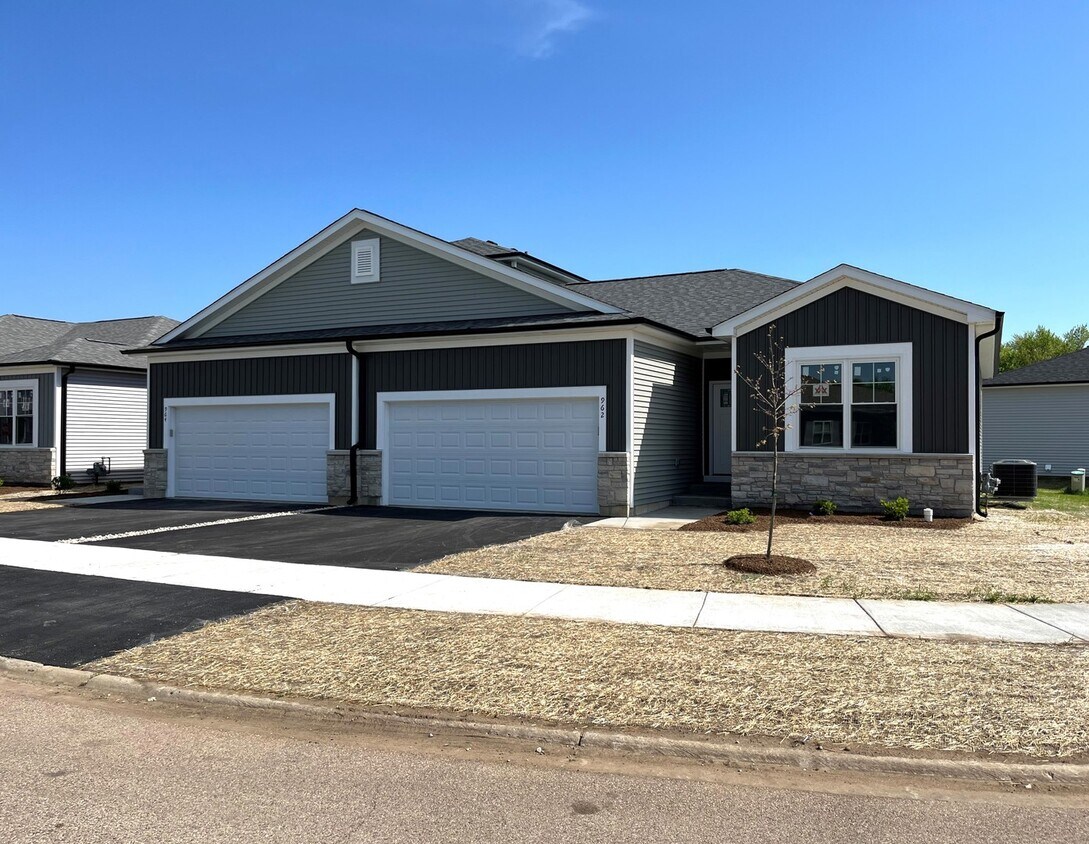 Primary Photo - 962 Partridge Cir