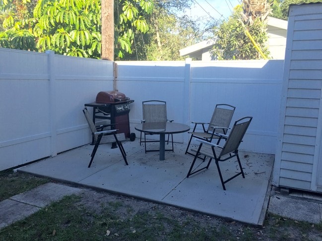 Building Photo - 1739 Siesta Dr