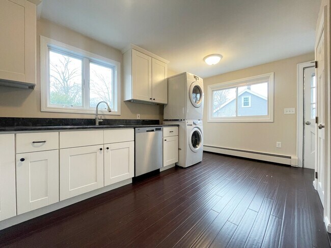 Building Photo - 72 Landseer St