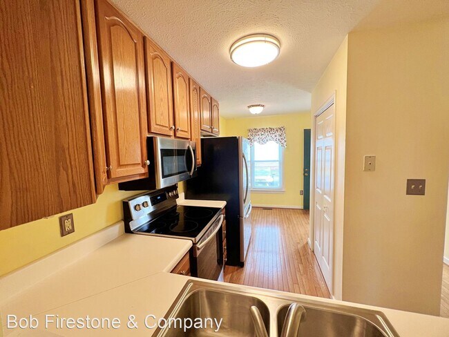 Building Photo - 3 br, 1.5 bath House - Pine Orchard Ct. 7072