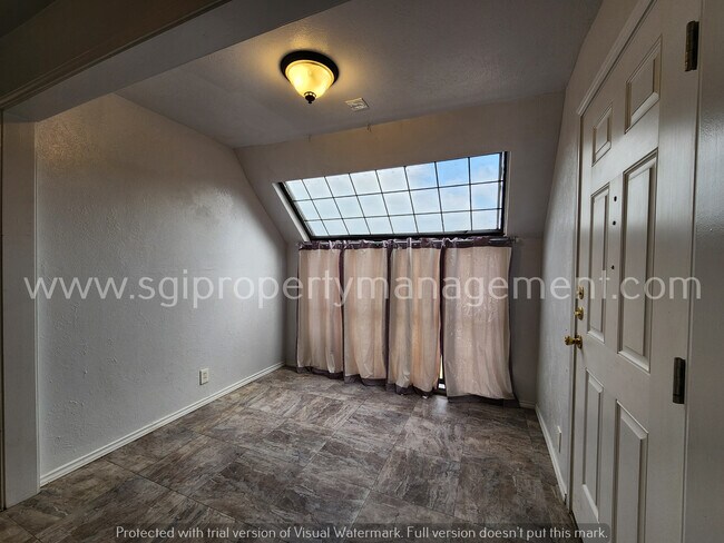 Building Photo - 1st Floor 1 Bedroom Ready for New Resident!
