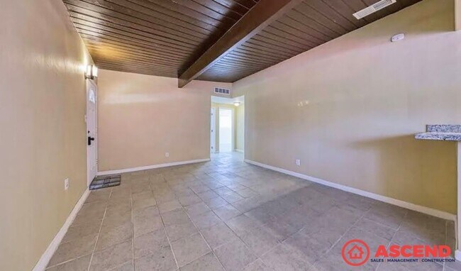 Building Photo - Unique Home Near Bakersfield College!