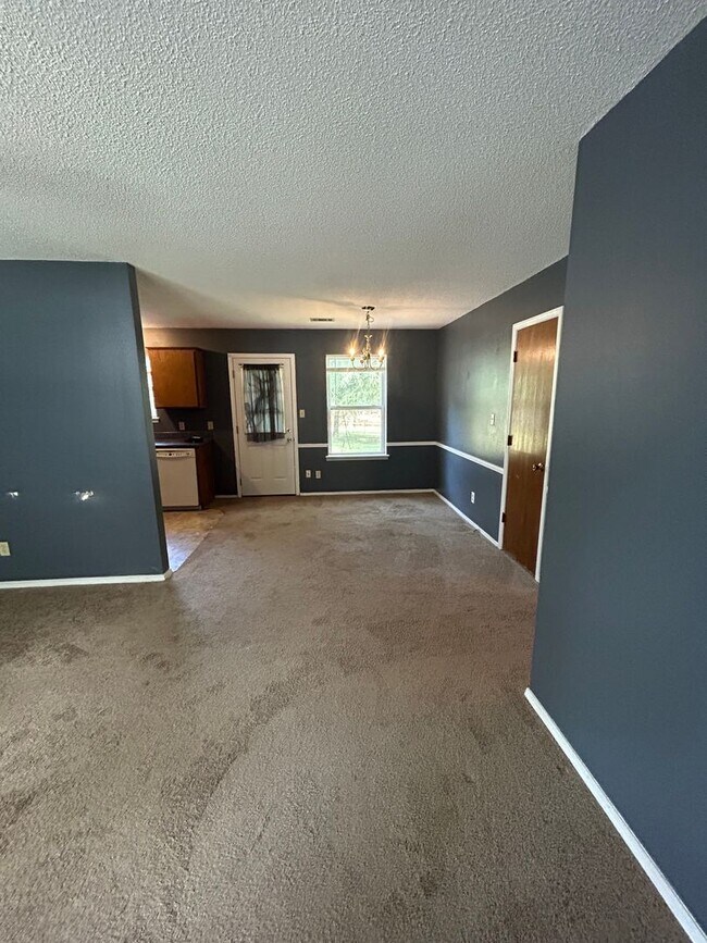 Foto del edificio - MID TO LATE MARCH MOVE IN! 2 Bed 1 bath ho...