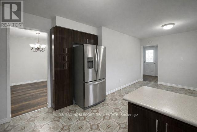 Photo du bâtiment - 7899 Martin Grove Rd