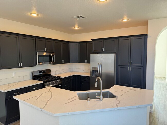 Foto del edificio - New flooring and kitchen. No neigbros behi...