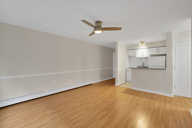 Building Photo - Charming 2-Bedroom Condo in Prime Capitol ...