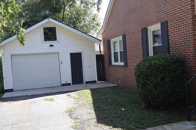 Building Photo - 707 Pryor St W