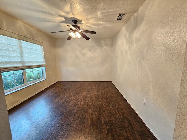 Building Photo - 8010 Oak Run Cir