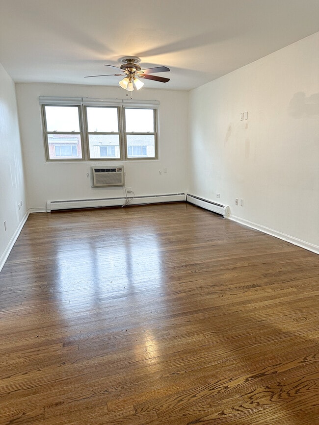 Building Photo - 5950 N Kenmore Ave