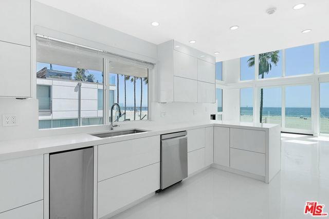 Foto del edificio - 2419 Ocean Front Walk