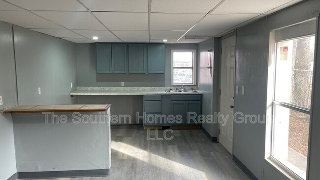 Building Photo - 303 S Oak St