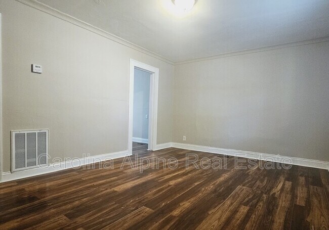 Building Photo - 606 S Ellis St
