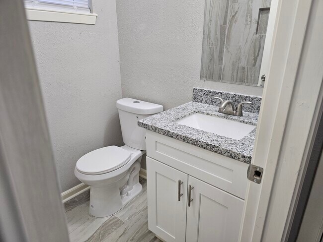 Baño de invitados - completamente renovado - 9806 Thrush St