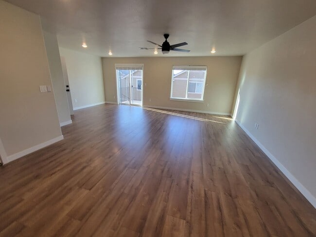 Building Photo - 3 Bedroom, 2.5 Bath Unit in Single Family ...