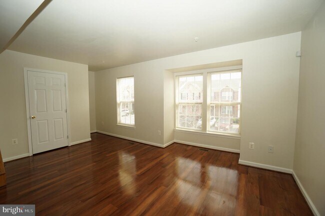 Building Photo - 7053 Oak Grove Way