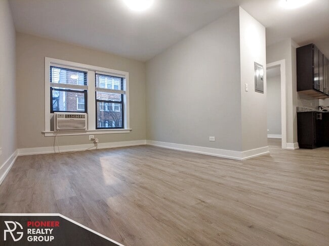 Building Photo - 711 W Brompton Ave