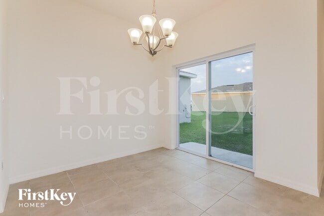 Building Photo - 405 Reina Wy