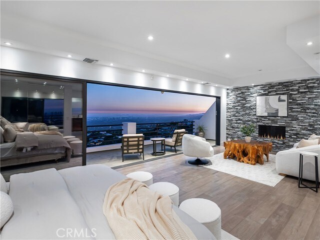 Foto principal - 2287 Sunset Plaza Dr