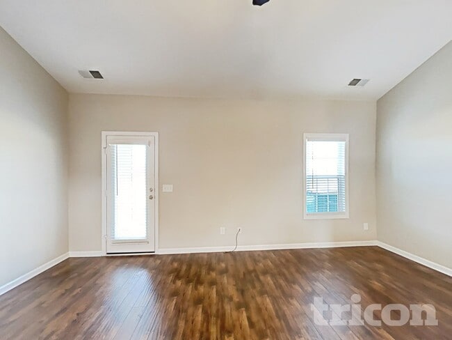 Foto del edificio - 815 Ellyson Dr