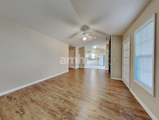 Foto del edificio - 160 Charlotte Ct