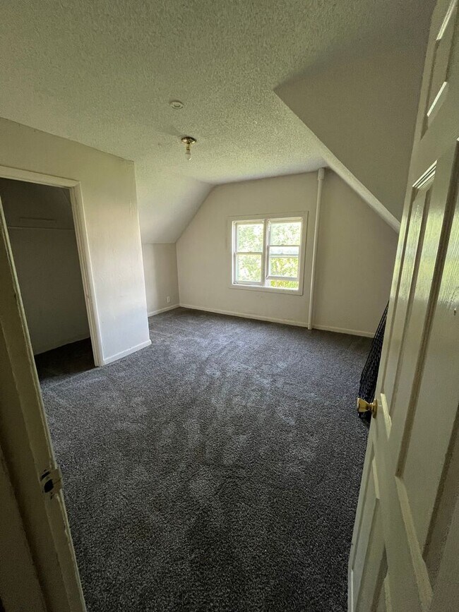 Building Photo - 2 bedroom duplex