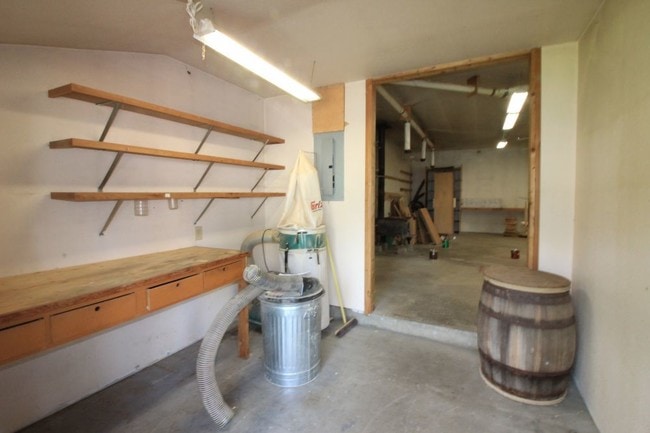 Building Photo - Warehouse / Shop for Rent DRW