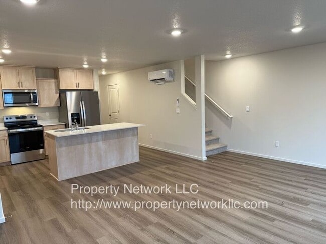 Building Photo - Great 3 Bedroom Gresham Townhouse