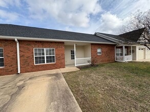 Building Photo - 115 Yvon St