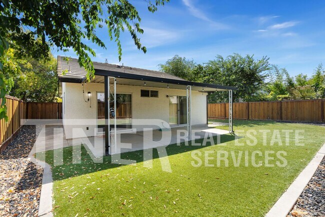 Foto del edificio - 8956 Mandalay Way