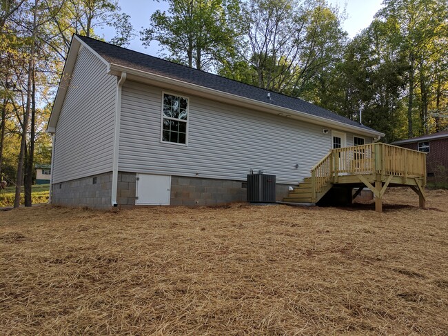 Building Photo - 3224 hilltop circle