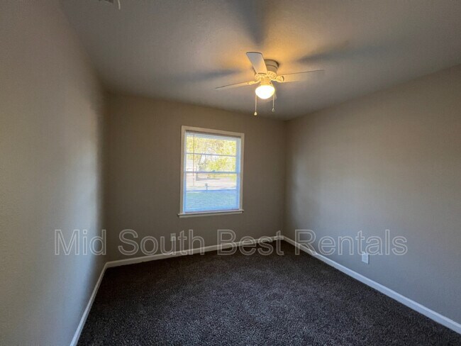 Building Photo - 447 Loraine Rd