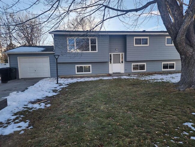 Building Photo - Newly renovated five bedroom on the west end!