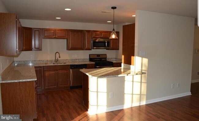 Building Photo - 305 Tompkins Ln