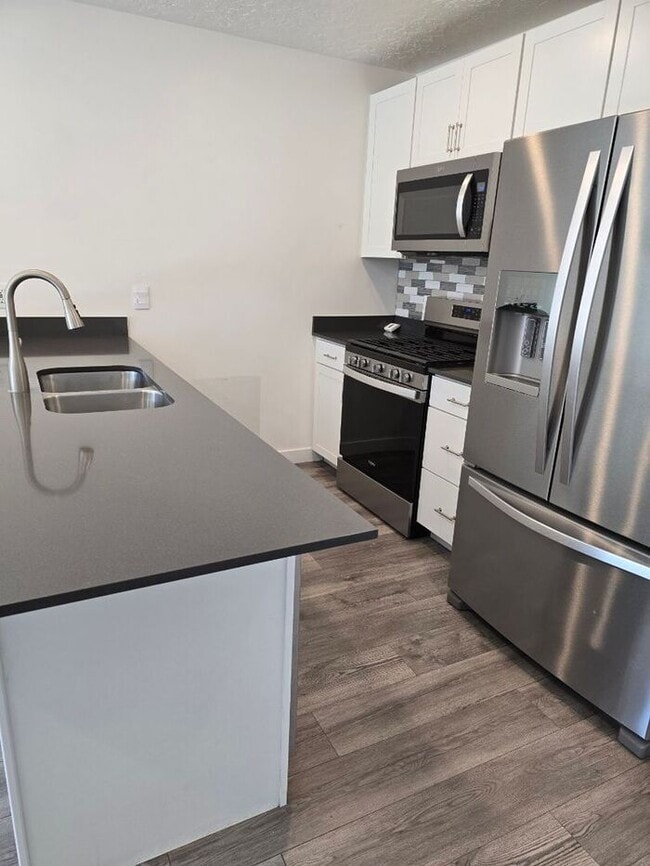 Foto del edificio - Nearly New, Well Appointed Modern Townhouse w 2 car attached garage