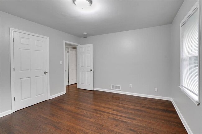 Building Photo - 2710 Dresden Dr