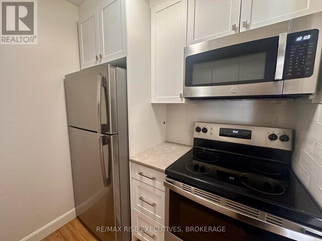 Building Photo - 1020 Pembridge Crescent