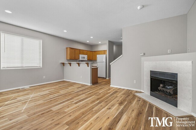 Building Photo - Great 3 Bed 2.5 Bath Corner Townhome in Ha...