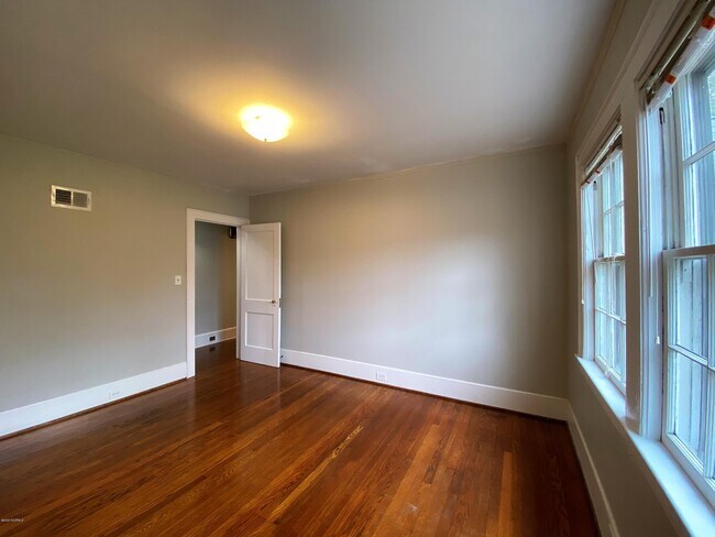 Building Photo - 11 Colonial Dr