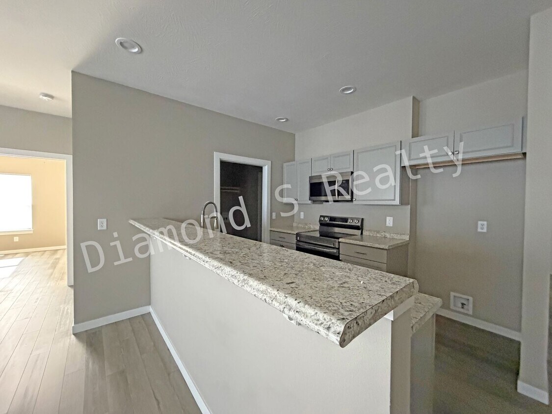 Building Photo - Georgeous 4 Bedroom Home - Ozark Schools!