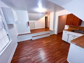 Building Photo - 1142 Lyle St