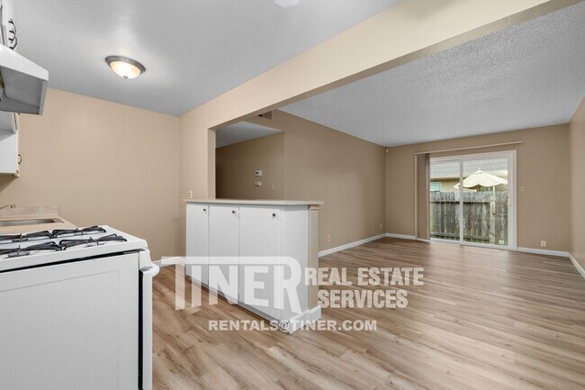 Building Photo - Clean 3 bedroom duplex in fantastic neighb...