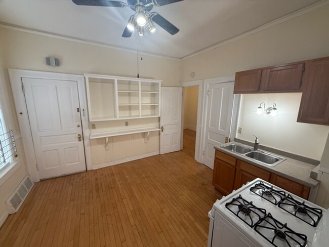 Foto del edificio - R&amp;R Investments East LLC