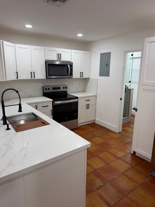Kitchen - 850 SW 12th Ct