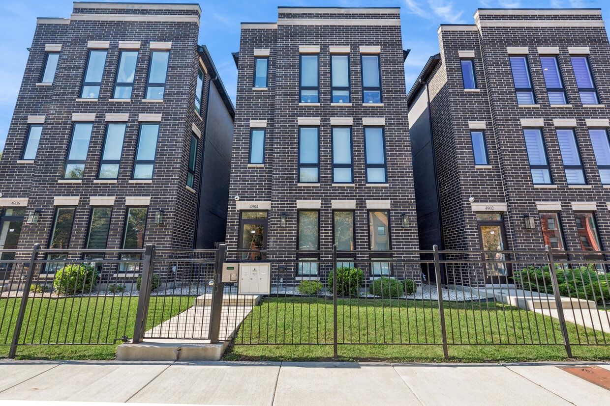 Foto principal - 4904 S St Lawrence Ave