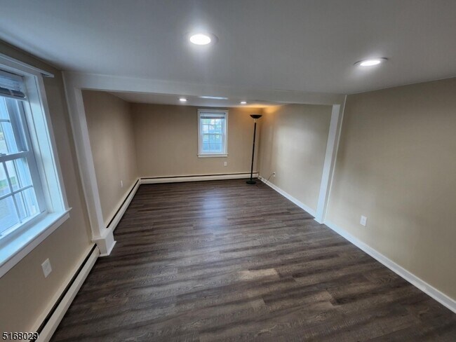 Building Photo - 648 Helen St