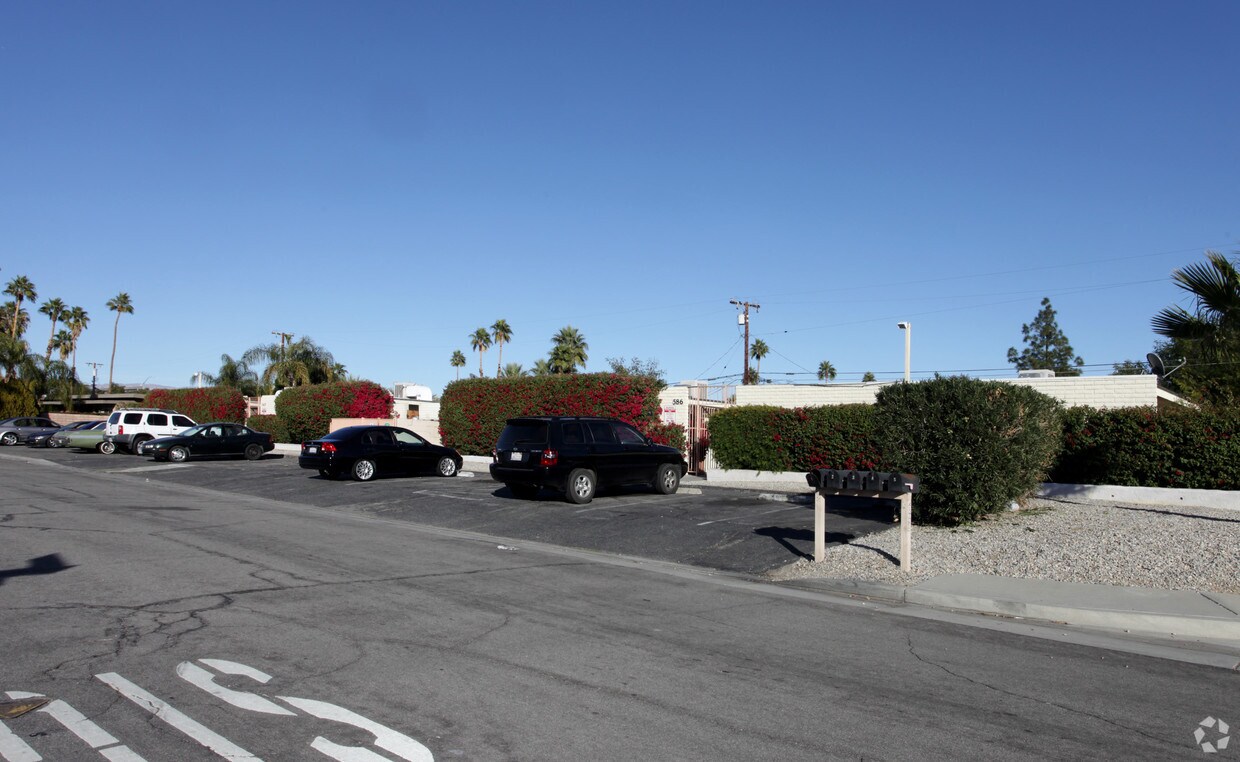 Primary Photo - 562-586 S Mountain View Dr