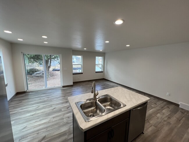 Building Photo - 213 Kamps St